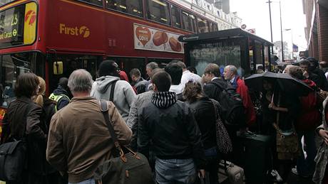 Kvli stávce londýnského metra stojí lidé dlouhé fronty na autobus. 11.6.2009