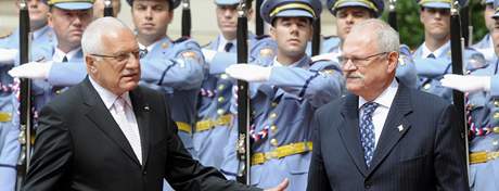 Slovenský prezident Ivan Gaparovi se bhem své návtvy v esku seel i s Václavem Klausem (29. 6. 2009)