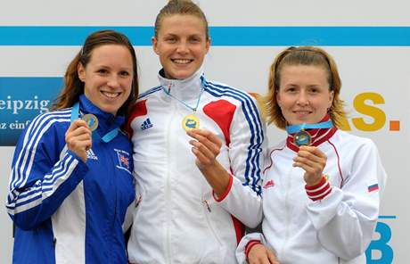 Trio nejlepích z individuálního závodu: zleva stíbrná Heather Fellová, zlatá Amélie Cazeová, bronzová Jevdokia Gretiniková