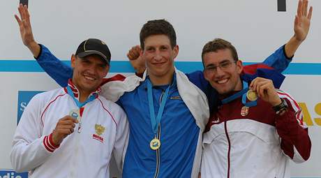 Ondej Polívka (uprosted) se zlatou medailí z ervnového mistrovství Evropy v Lipsku.