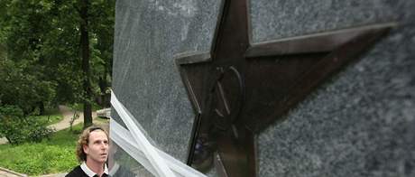 Památník Rudoarmjc v brnnském Králov Poli ´by mly opustit komunistické symbolu srpu a kladiva