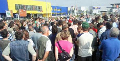 Protest zemdlc u Brna - seadit u obchodnho domu Ikea