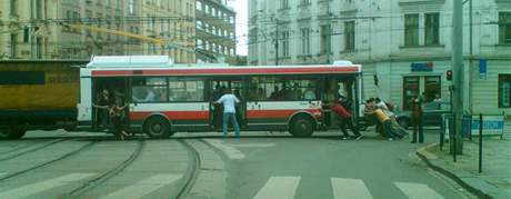 Cestující v Brn museli odtlait trolejbus