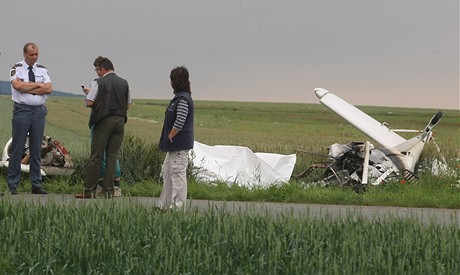 Letoun se zítil do pole asi 20 metr od ranveje.