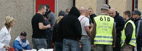 Piblin 150 extremist se selo v brnnskch Bohunicch u vazebn vznice, aby protestovali proti policejn razii, pi n bylo zateno deset neonacist.