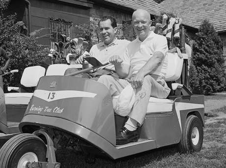 Amerit prezidenti Richard Nixon a Dwight Eisenhower na golfu.
