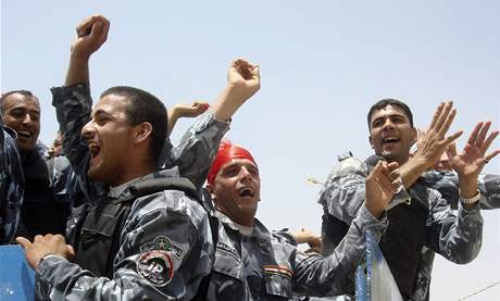 Irátí policisté slaví odchod Amerian. Bakuba, 65 kilometr od Bagdádu