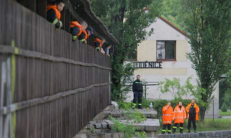 Policisté a hasii marn pátrali po vodákovi. Utonul ve Vtní na eskokrumlovsku (25. ervna 2009)