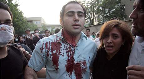 Milice zashly bhem demonstrance u meity Ghoba na severu Tehernu. Ulicemi opt tekla krev (28. ervna 2009)
