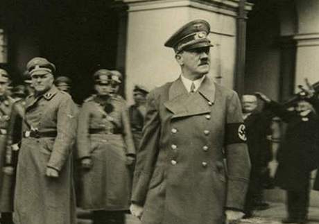 Hitler tráduje ke slavnostnímu pijetí na Nové radnici v Brn