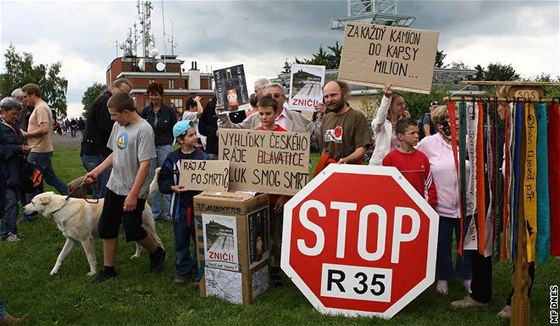 Protesty odprc byly marné, v Libereckém kraji proel návrh, aby silnice R35 vedla eským rájem. (foto ze 21. 6. 2009)