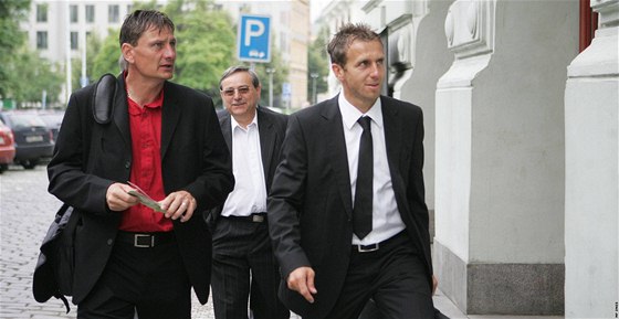 Vpravo Karel Poborský, bývalý fotbalový reprezentant, dnes první mu eskobudjovického Dynama, vlevo dalí fotbalový internacionál Lubo Kubík