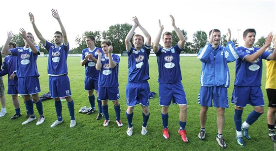 Takhle se fotbalisté Vlaimi radovali po postupu do 2. ligy. Ped startem jarní sezony tolik dvod k radosti nemajjí.