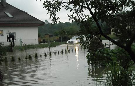 Voda zaplavila obec Lichnov na Novojinsku. (24. ervna 2009)