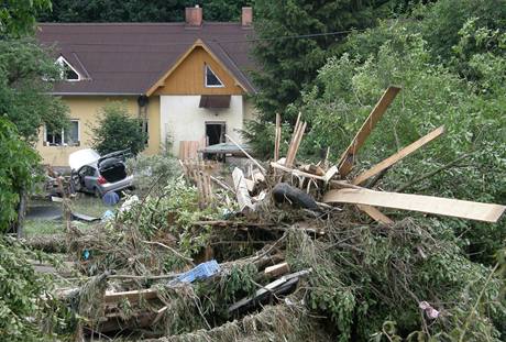 Spou, kterou napchaly povodn v Novm Jin.