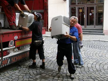 Pracovnci novojinsk radnice vykldaj vysouee pivezen humanitrn organizac lovk v tsni. (27. 6. 2009)