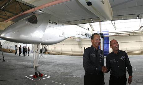 Bertrand Piccard (napravo) se svm finenrem Andrem Borschbergem pi pedstaven letadla na slunen energii. (26. 6. 2009)