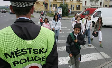 Vysvden si dom pinesli i kolci v Plzni. Na pechodech na n dohlela mstsk policie. (26.6.2009)