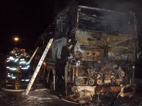 Ohoel trosky autobusu Scania na dlnici D1 u Miroovic