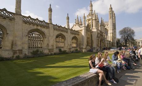 Studenti v arelu univerzity Cambridge