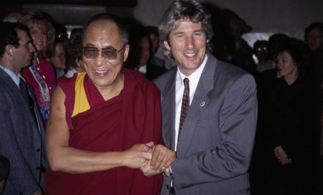 Na univerzit Yale vystoupil i Dalajlama. Doprovodil jej Richard Gere.