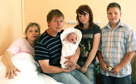 Rodina Mukova, kterm se mlem narodil syn imon, kdy cestovali pi povodni do nemocnice (25. ervna 2009)