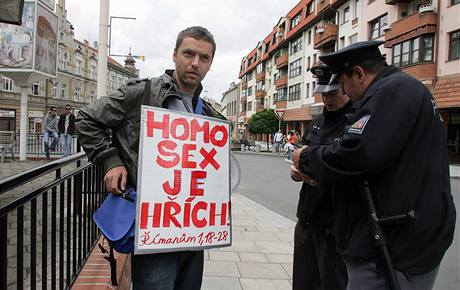 Poulin evangelista Pavel aljjo protestuje proti festivalu homosexul Queer Parade v Tboe (20. ervna 2009)