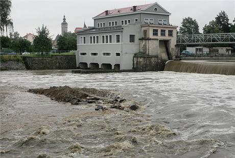 Velk voda zaplavila rozestavn protipovodov opaten pod Jirskovm jezem v eskch Budjovicch (23. ervna 2009)