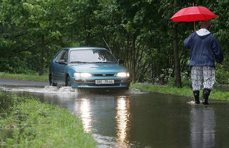 Velk voda zaplavila silnici u Lova smrem na Dkansk skaliny (23. ervna 2009)