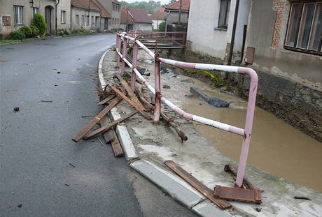 Znien obec ernotn na Hranicku, z beh se v noci vylil jinak klidn Hluzovsk potok /25. ervna 2009)