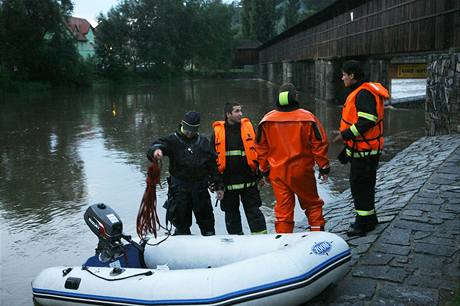 Policist a hasii marn ptrali po vodkovi. Utonul ve Vtn na eskokrumlovsku (25. ervna 2009)