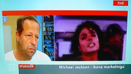 esk televize se mrt Michaela Jacksona vnuje ve zvltnch vstupech.