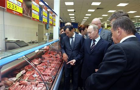 Vladimir Putin fovi supermarketu ukazuje, jak drah maso je v jeho etzci