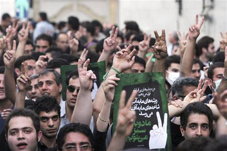 Demonstranti krej k meit Ghoba na severu Tehernu (28. ervna 2009)