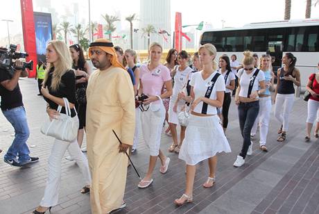 Semifinalistky v ele s Tanou Kuchaovou a mstnm vysoce postavenm podnikatelem Yousifem Naeematem vstupuj do obchodnho komplexu Dubai Mall