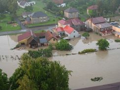 Povodn na Novojinsku z vrtulnku zchrann sluby. (25.6.2009)