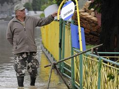 Obyvatel Jesenku nad Odrou obhlej nsledky povodn. (25.6.2009)