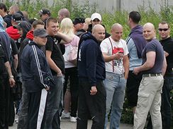 Piblin 150 extremist se selo v brnnskch Bohunicch u vazebn vznice, aby protestovali proti policejn razii, pi n bylo zateno deset neonacist.