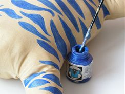 7/ Vhodnou barvou na textil ttcem namalujte divok skvrny na tlko koky. Pokud si bez pedlohy nejste jist, pedkreslete si pedem tvary na ltku tukou. 