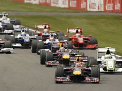 Pole zvodnk VC Britnie, ktermu vvod Sebastian Vettel z Red Bullu.