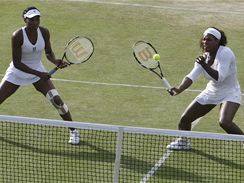 Venus (vlevo) a Serena Williamsovy