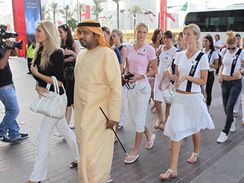 Semifinalistky v ele s Tanou Kuchaovou a mstnm vysoce postavenm podnikatelem Yousifem Naeematem vstupuj do obchodnho komplexu Dubai Mall