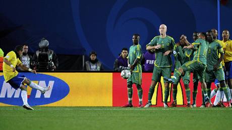 JAR - Brazílie, semifinále Pohár FIFA. Hostující Daniel Alvés dává gól.