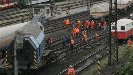 Vykolejený nákladní vlak na vjezdu do hlavního nádraí v Olomouci ve smru od Perova (22. 6. 2009)