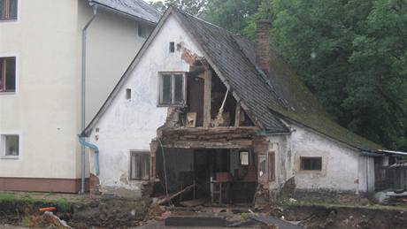 Zniený domek v Bernarticích. (27. 6. 2009)  