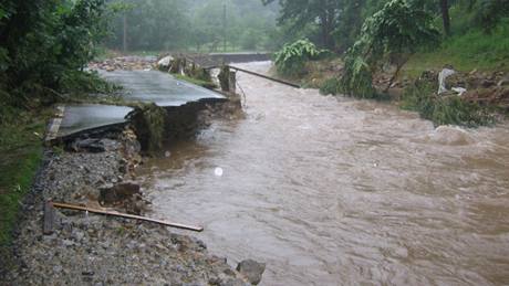 Zdevastovaná silnice mezi Bernarticemi a Bukovou. (27. 6. 2009)  