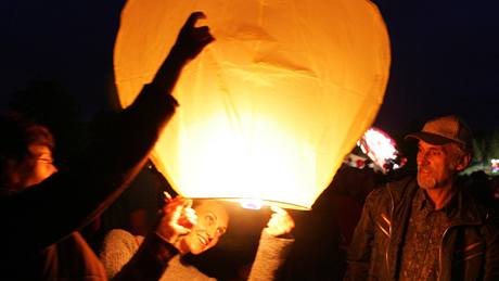 Pokus o rekord ve vyputní 730 horkovzduných balon-lampion v Sokolov (27. 6. 2009)