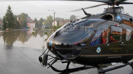 Vrtulník záchranné sluby, který na Novojiínslu monitoroval povodn. (25.6.2009)
