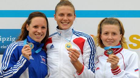 Trio nejlepích z individuálního závodu: zleva stíbrná Heather Fellová, zlatá Amélie Cazeová, bronzová Jevdokia Gretiniková