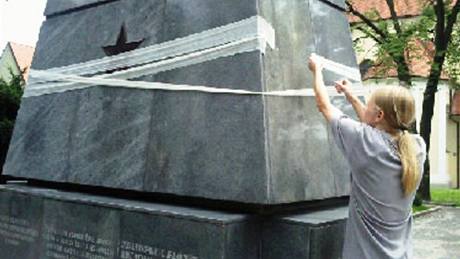 Studenti pekryli na památníku v brnnském Králov Poli rudou hvzdu obvazem